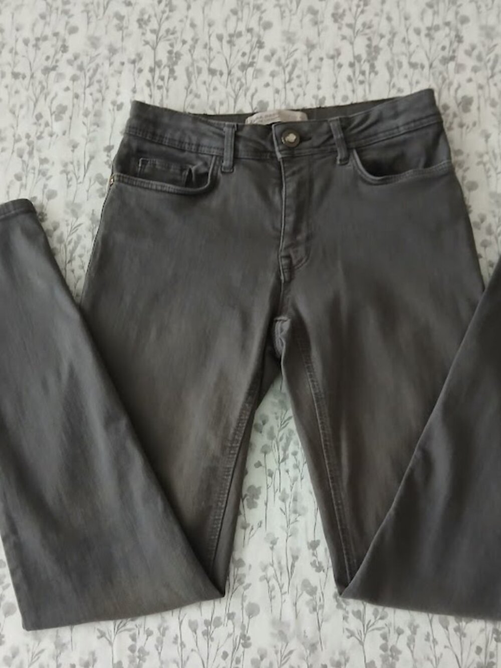 ZARA Basic Z1975 Grey Denim with Stud Accent - Skinny size 4